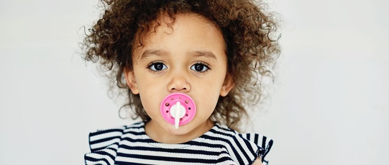 enfant arrête la tétine